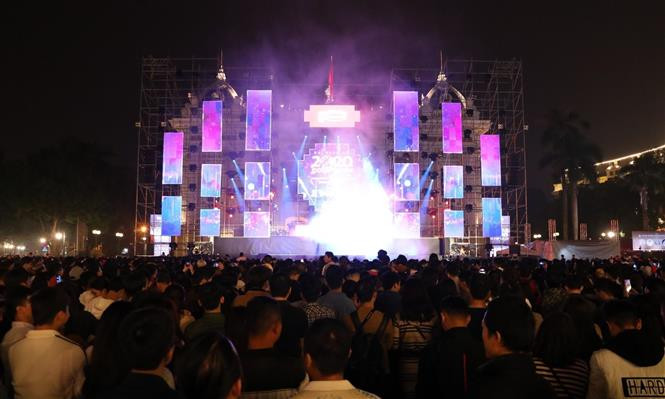 2019年12月31日晚在河内市大剧院前举行的2020年倒计时活动吸引数千人前来参加。图自越通社