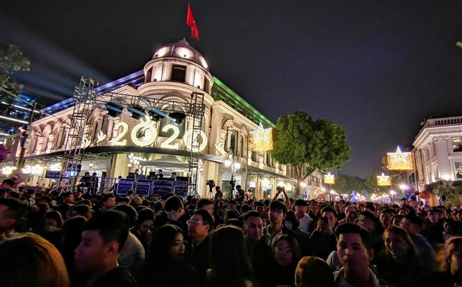 河内市居民喜迎2020年新年到来。图自越通社