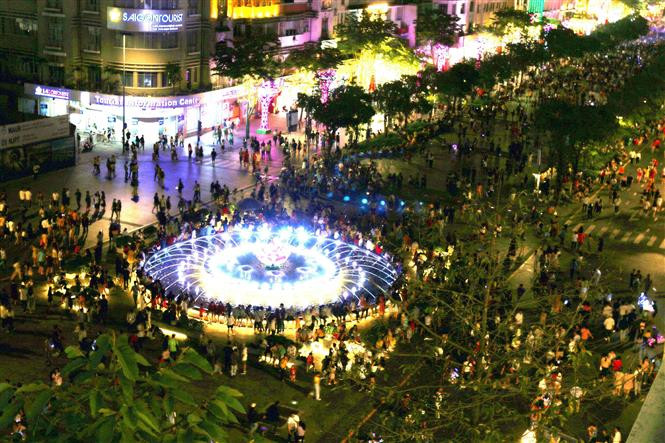胡志明市阮惠步行街上举行的灯光秀迎新年。图自越通社