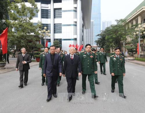 越共中央总书记阮富仲一行参观河内首都司令部纪念馆。（图片来源：越通社）