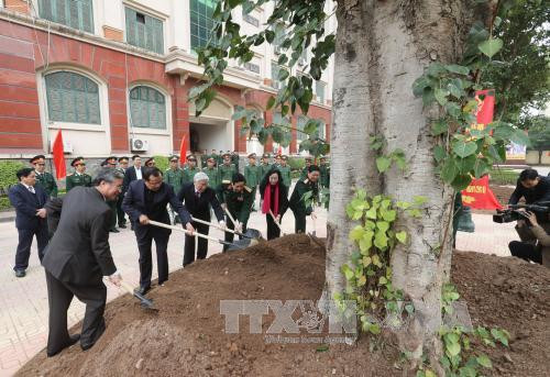 越共中央总书记阮富仲在河内首都司令部总部种下纪念树。（图片来源：越通社）