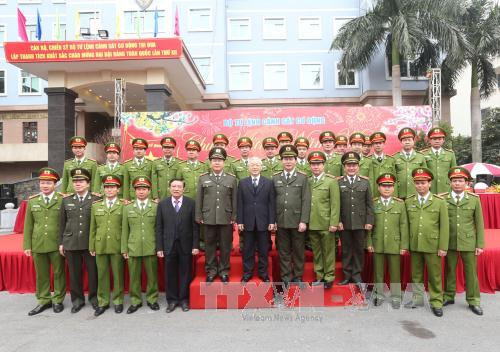 越共中央总书记阮富仲走访越南公安部旗下机动警察司令部，视察机动警察干部、战士们随时作战工作。（图片来源：越通社）