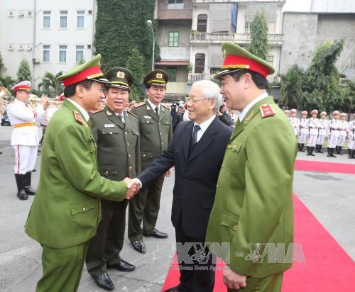 越共中央总书记阮富仲走访越南公安部旗下机动警察司令部，视察机动警察干部、战士们随时作战工作。（图片来源：越通社）