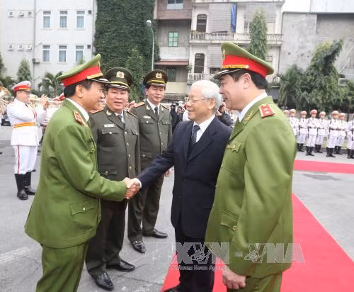 越共中央总书记阮富仲走访越南公安部旗下机动警察司令部，视察机动警察干部、战士们随时作战工作。（图片来源：越通社）