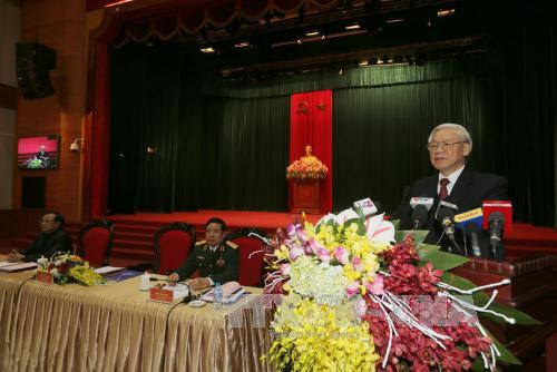 2016年元旦 ，越共中央总书记、中央军委书记阮富仲已走访河内首都司令部，看望慰问首都司令部干部战士。（图片来源：越通社）