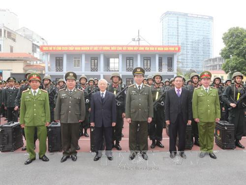 越共中央总书记阮富仲走访越南公安部旗下机动警察司令部，视察机动警察干部、战士们随时作战工作。（图片来源：越通社）