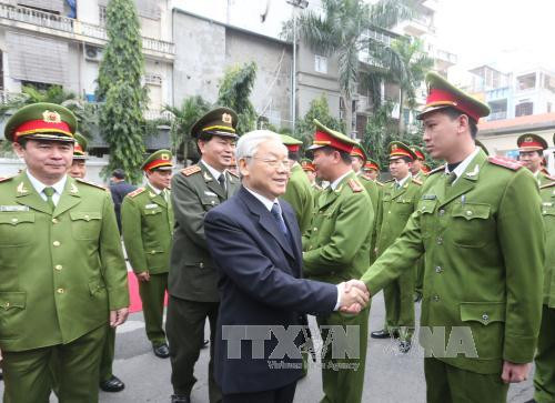 越共中央总书记阮富仲走访越南公安部旗下机动警察司令部，视察机动警察干部、战士们随时作战工作。（图片来源：越通社）