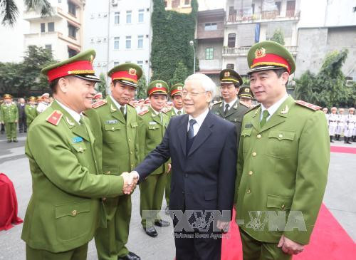 越共中央总书记阮富仲走访越南公安部旗下机动警察司令部，视察机动警察干部、战士们随时作战工作。（图片来源：越通社）