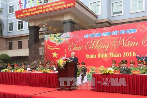 越共中央总书记阮富仲走访越南公安部旗下机动警察司令部，视察机动警察干部、战士们随时作战工作。（图片来源：越通社）