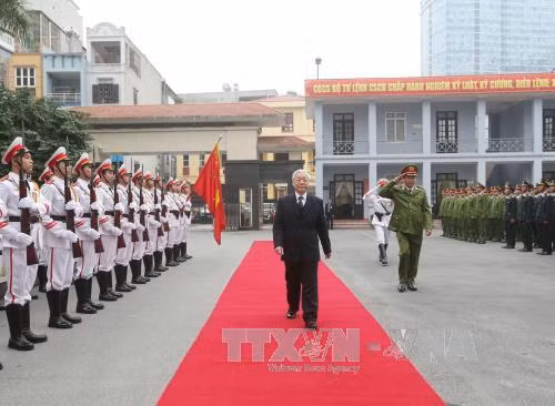 越共中央总书记阮富仲走访越南公安部旗下机动警察司令部，视察机动警察干部、战士们随时作战工作。（图片来源：越通社）