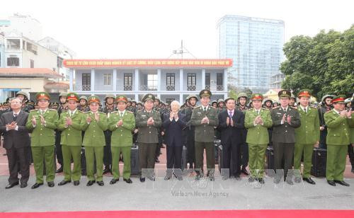 越共中央总书记阮富仲走访越南公安部旗下机动警察司令部，视察机动警察干部、战士们随时作战工作。（图片来源：越通社）