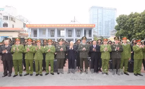 越共中央总书记阮富仲走访越南公安部旗下机动警察司令部，视察机动警察干部、战士们随时作战工作。（图片来源：越通社）