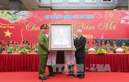 越共中央总书记阮富仲走访越南公安部旗下机动警察司令部，视察机动警察干部、战士们随时作战工作。（图片来源：越通社）