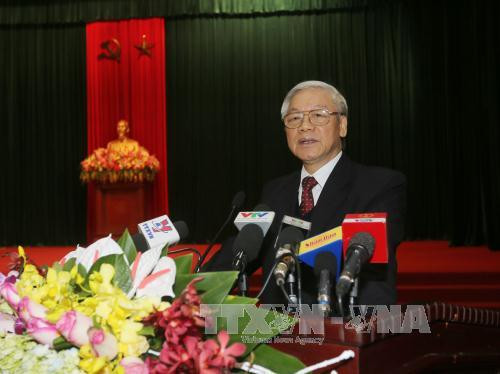 2016年元旦 ，越共中央总书记、中央军委书记阮富仲已走访河内首都司令部，看望慰问首都司令部干部战士。（图片来源：越通社）