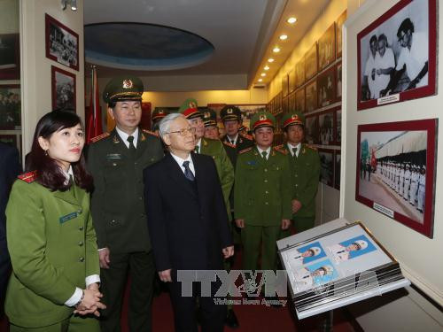 越共中央总书记阮富仲走访越南公安部旗下机动警察司令部，视察机动警察干部、战士们随时作战工作。（图片来源：越通社）