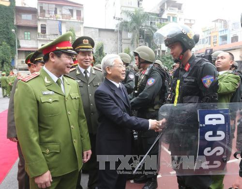越共中央总书记阮富仲走访越南公安部旗下机动警察司令部，视察机动警察干部、战士们随时作战工作。（图片来源：越通社）