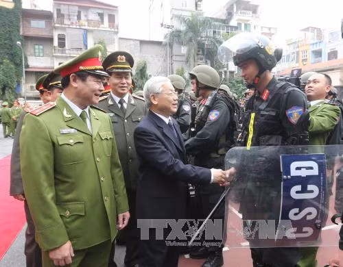 越共中央总书记阮富仲走访越南公安部旗下机动警察司令部，视察机动警察干部、战士们随时作战工作。（图片来源：越通社）