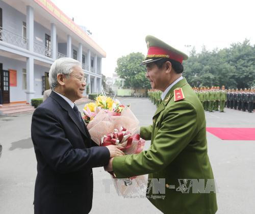 越共中央总书记阮富仲走访越南公安部旗下机动警察司令部，视察机动警察干部、战士们随时作战工作。（图片来源：越通社）
