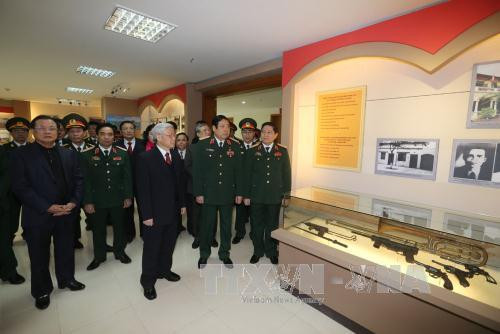 越共中央总书记阮富仲一行参观河内首都司令部纪念馆。（图片来源：越通社）