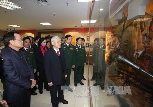 越共中央总书记阮富仲一行参观河内首都司令部纪念馆。（图片来源：越通社）
