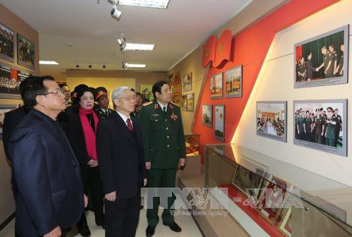 越共中央总书记阮富仲一行参观河内首都司令部纪念馆。（图片来源：越通社）