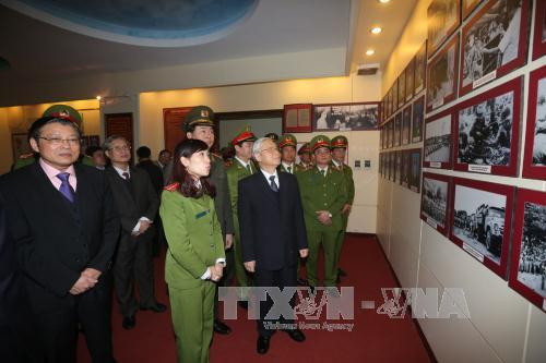 越共中央总书记阮富仲走访越南公安部旗下机动警察司令部，视察机动警察干部、战士们随时作战工作。（图片来源：越通社）