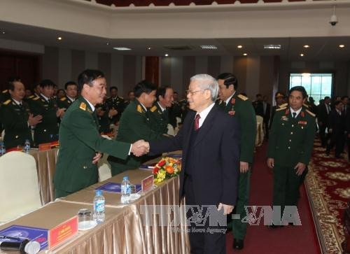 2016年元旦 ，越共中央总书记、中央军委书记阮富仲已走访河内首都司令部，看望慰问首都司令部干部战士。（图片来源：越通社）