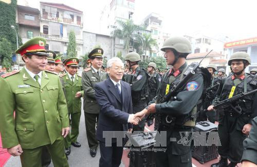越共中央总书记阮富仲走访越南公安部旗下机动警察司令部，视察机动警察干部、战士们随时作战工作。（图片来源：越通社）