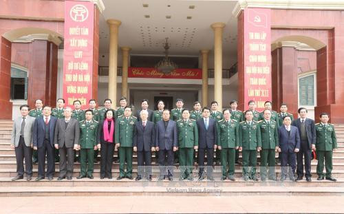 2016年元旦 ，越共中央总书记、中央军委书记阮富仲已走访河内首都司令部，看望慰问首都司令部干部战士。（图片来源：越通社）