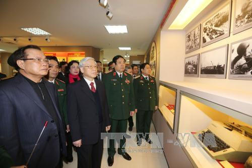 越共中央总书记阮富仲一行参观河内首都司令部纪念馆。（图片来源：越通社）