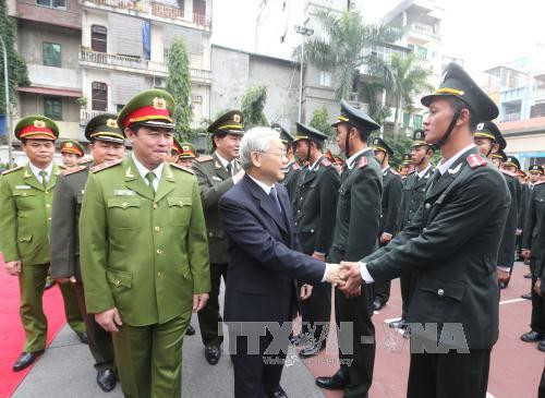 越共中央总书记阮富仲走访越南公安部旗下机动警察司令部，视察机动警察干部、战士们随时作战工作。（图片来源：越通社）