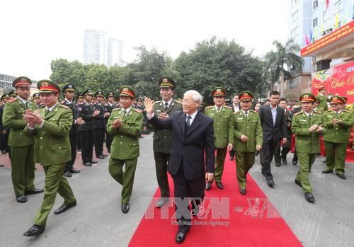 越共中央总书记阮富仲走访越南公安部旗下机动警察司令部，视察机动警察干部、战士们随时作战工作。（图片来源：越通社）