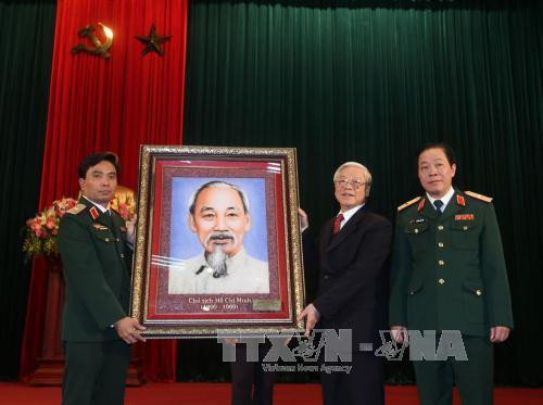 2016年元旦 ，越共中央总书记、中央军委书记阮富仲已走访河内首都司令部，看望慰问首都司令部干部战士。（图片来源：越通社）