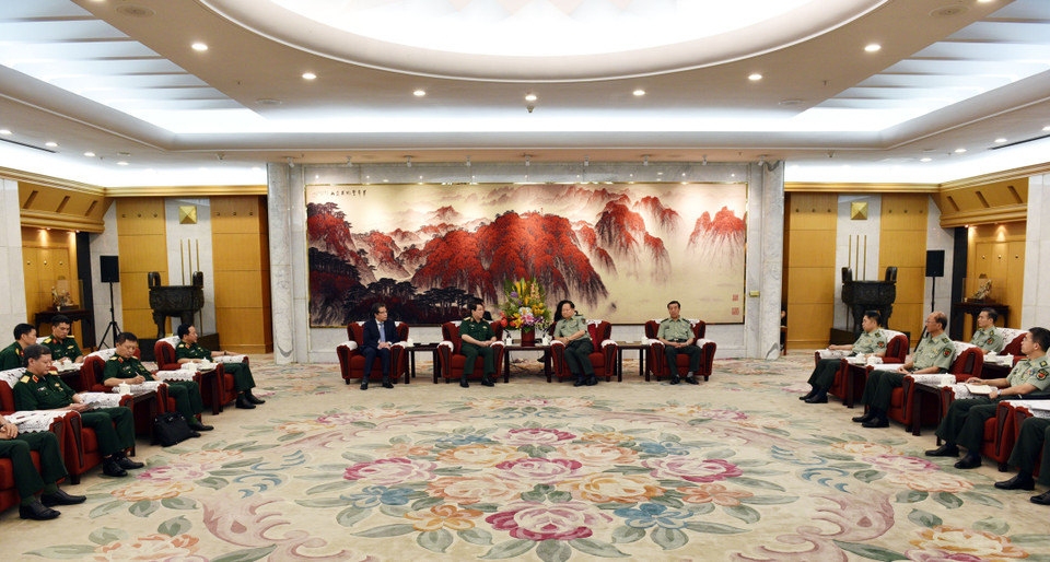 7月25日下午在中国首都北京国防部总部，中共中央政治局委员、中共中央军事委员会副主席张又侠会见梁强上将一行。越通社记者 咏河 摄