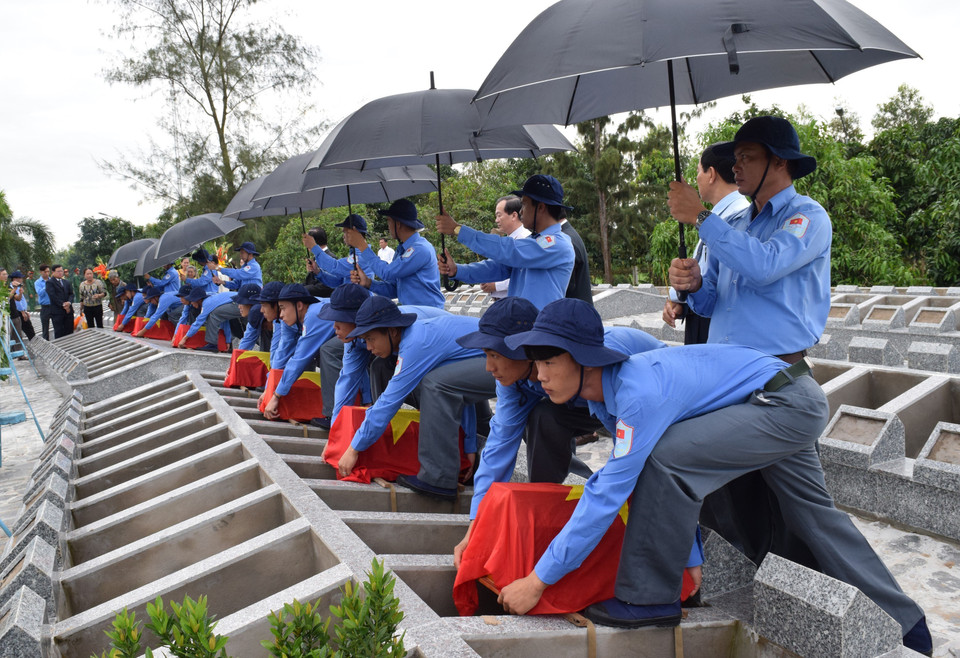 7月20日，同塔省人民委员会在三农烈陵园为在柬埔寨牺牲的85具越南志愿军和专家遗骨举行追悼会和改葬仪式。越通社记者 章台 摄
