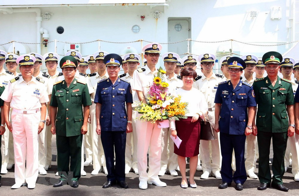 越方举行仪式，迎接小岛级训练舰代表团。越通社记者 陈黎林 摄