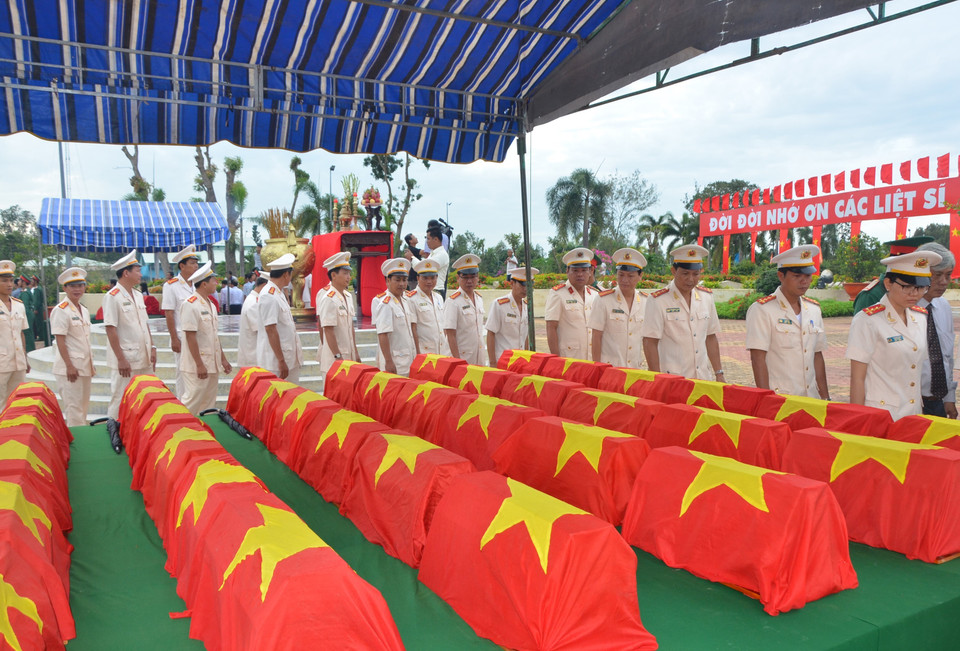 7月20日，同塔省人民委员会在三农烈陵园为在柬埔寨牺牲的85具越南志愿军和专家遗骨举行追悼会和改葬仪式。越通社记者 章台 摄