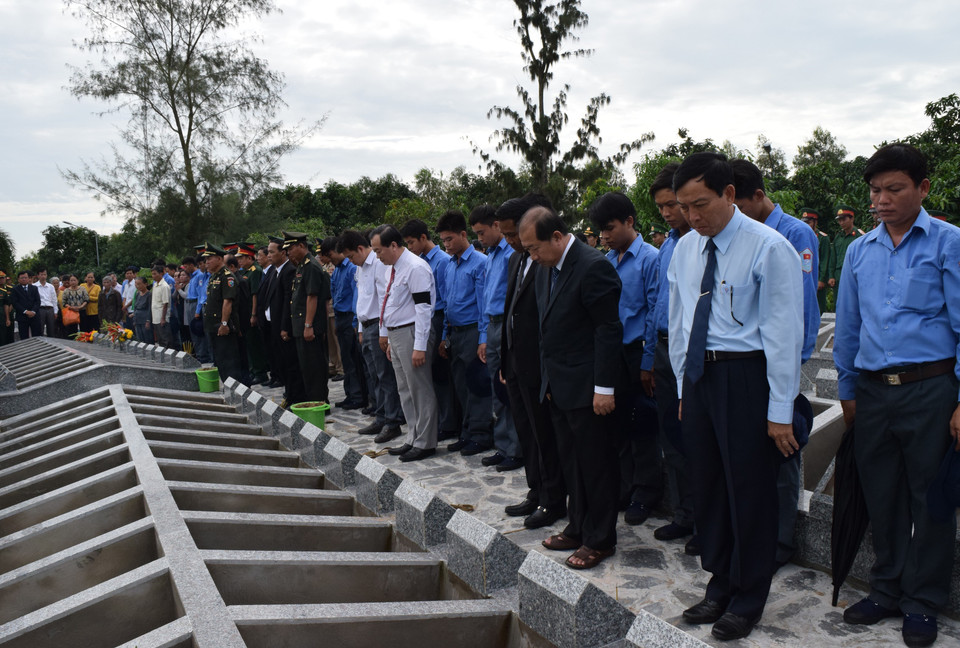 7月20日，同塔省人民委员会在三农烈陵园为在柬埔寨牺牲的85具越南志愿军和专家遗骨举行追悼会和改葬仪式。越通社记者 章台 摄