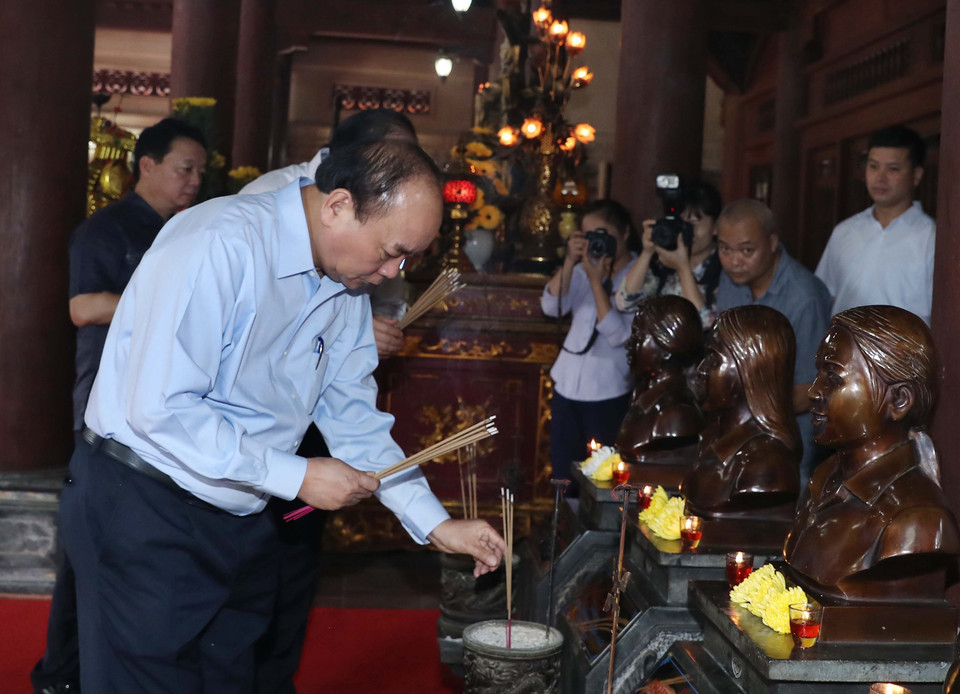 7月20日，越南政府总理阮春福率团前往乂安省南坛县金莲村国家级特殊遗迹区进香和敬献花圈。越通社记者 统一 摄