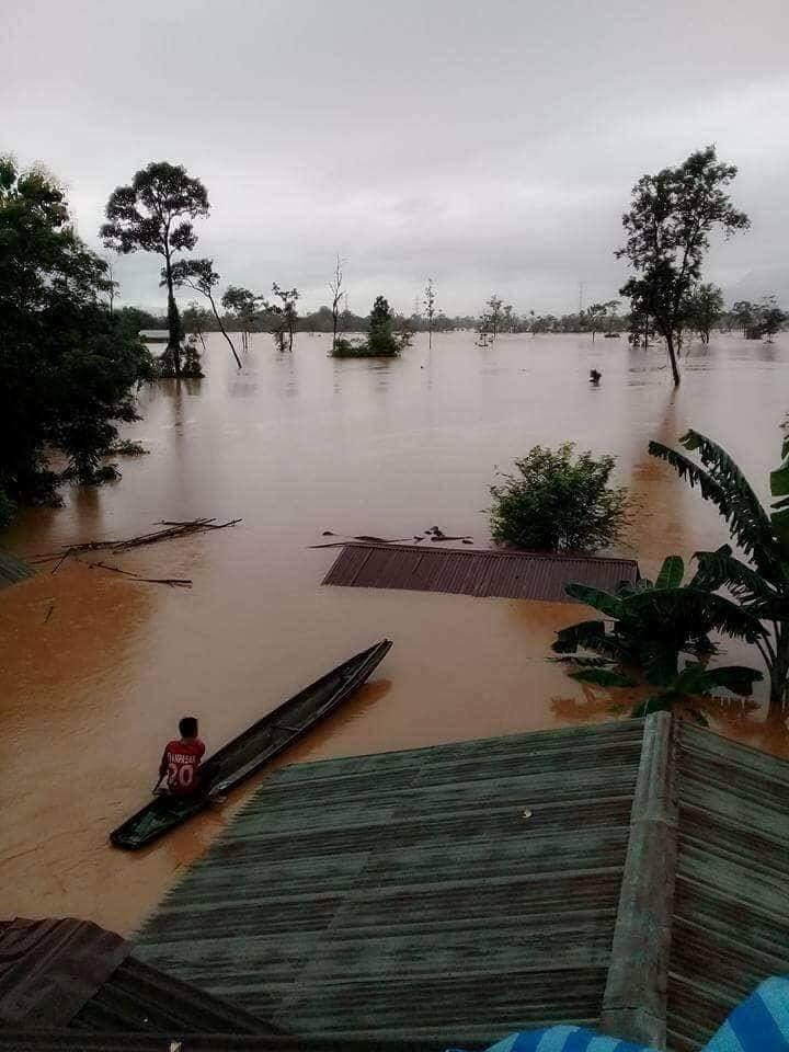 被淹没的村庄，水几乎淹没屋顶。（图片来源：越通社）