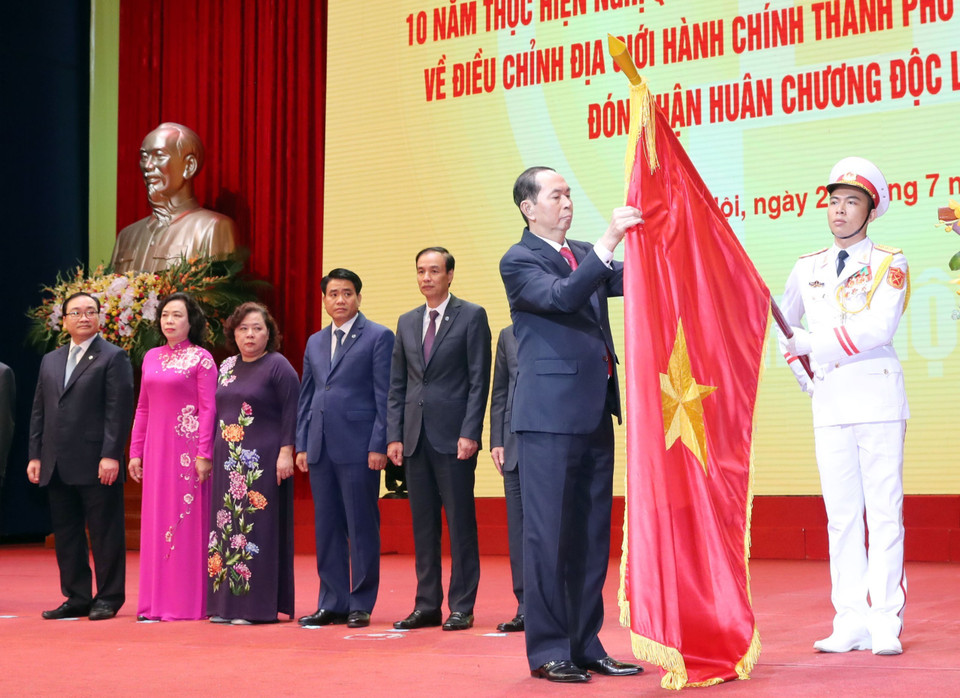 越南国家主席陈大光向河内市党委、政府和人民授予一等独立勋章。（图片来源：越通社）