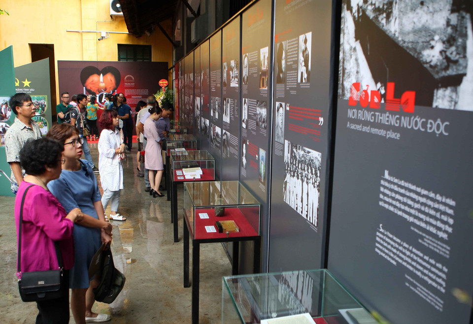 “感恩语”专题展览会的参观者。越通社记者 青松 摄