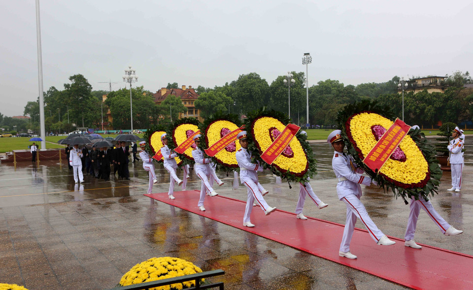 越南党和国家领导人向胡志明主席陵墓敬献花圈。越通社记者 杨江 摄