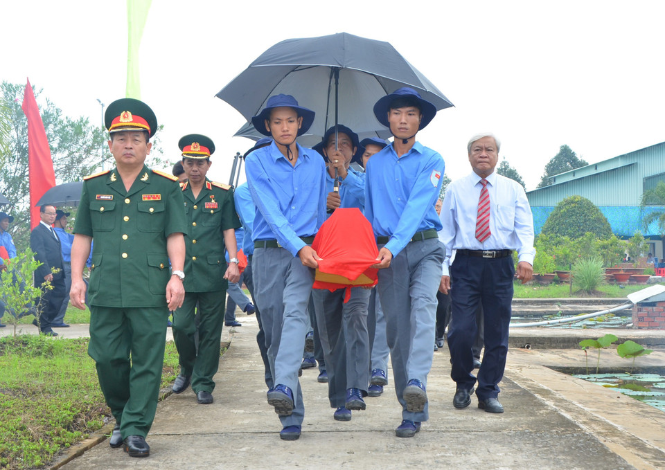 7月20日，同塔省人民委员会在三农烈陵园为在柬埔寨牺牲的85具越南志愿军和专家遗骨举行追悼会和改葬仪式。越通社记者 章台 摄