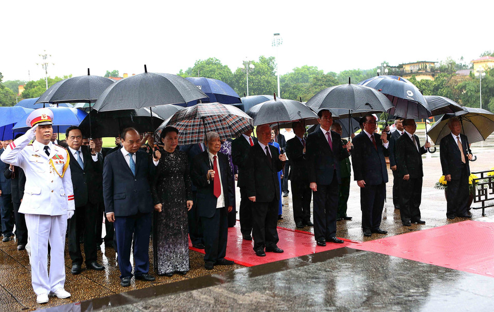 越南党和国家领导人向英雄烈士敬献花圈。越通社记者 杨江 摄