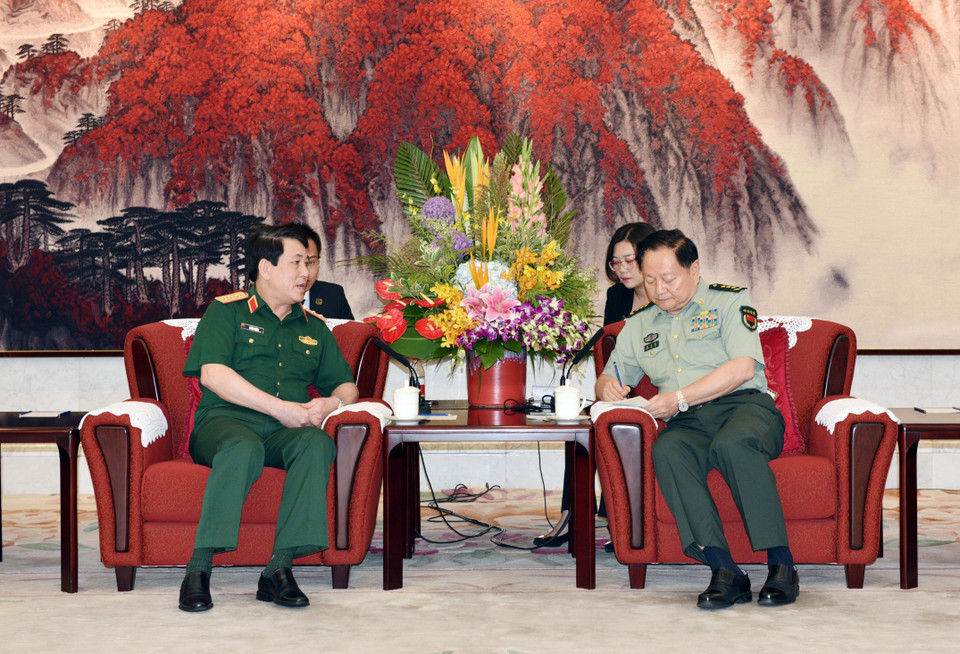 7月25日下午在中国首都北京国防部总部，中共中央政治局委员、中共中央军事委员会副主席张又侠会见梁强上将一行。越通社记者 咏河 摄