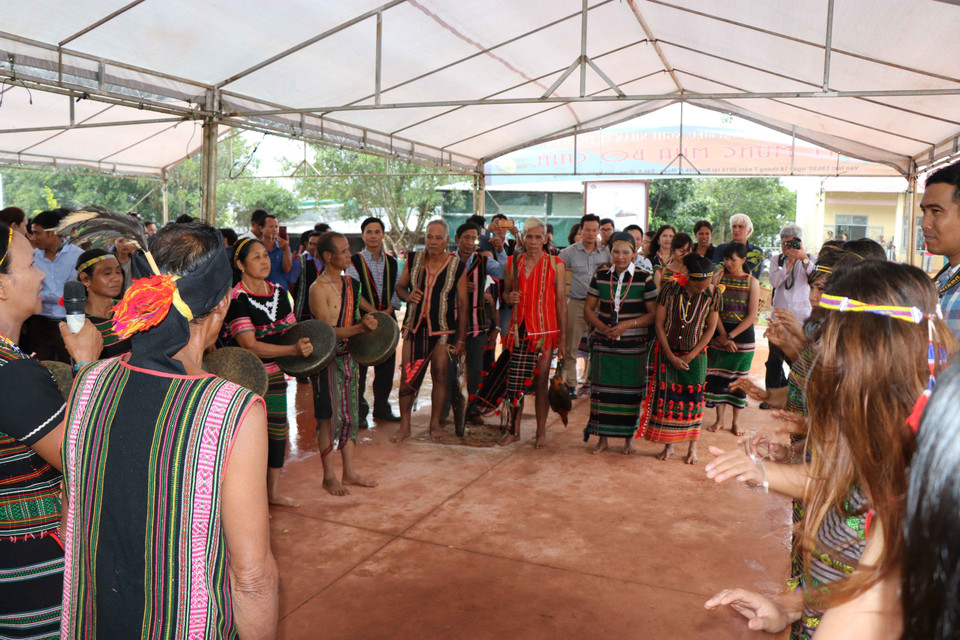 家主举行迎客仪式。越通社记者 玉明 摄