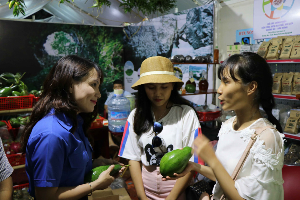 组委会在此期间还举行庆祝牛油果成熟季节的祭祀仪式、牛油果展销会、牛油果供需会议等活动。越通社记者 玉明 摄