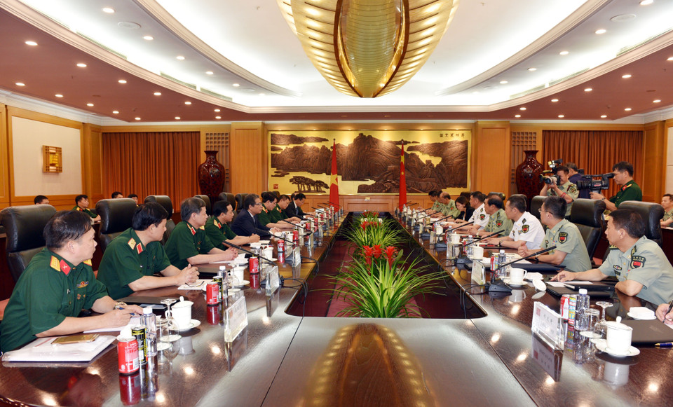 7月25日下午在中国首都北京国防部总部，中共中央政治局委员、中共中央军事委员会副主席张又侠会见梁强上将一行。越通社记者 咏河 摄