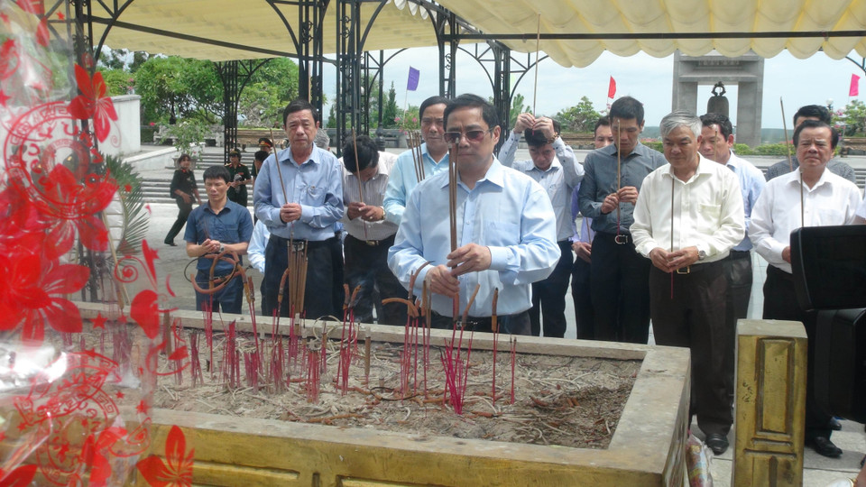 范明正一行在国家烈士陵园上香和敬献花圈。越通社记者 清水 摄